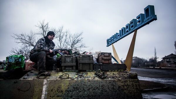 Militar ucraniano en la entrada del pueblo Debáltsevo - Sputnik Mundo
