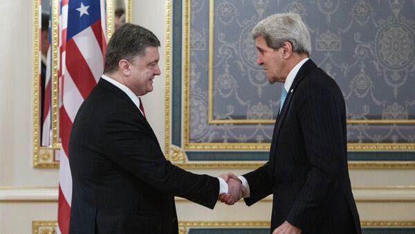 Meeting of Ukraine's President Pyotr Poroshenko and US Secretary of State John Kerry - Sputnik Mundo