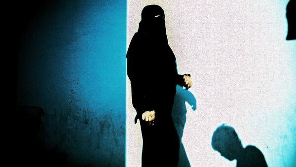 Una guía del Estado Islámico para mujeres indica que es “legítimo” casar a niñas de 9 años - Sputnik Mundo