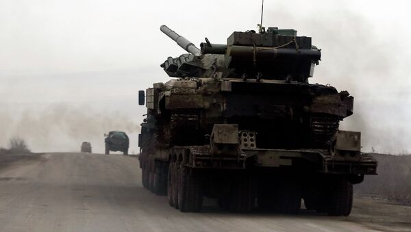 A Ukrainian tank is seen near the eastern Ukrainian town of Debaltseve - Sputnik Mundo