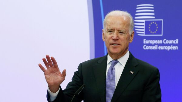 U.S. Vice President Joe Biden talks to the media ahead of his meeting with European Council President Donald Tusk (not pictured) in Brussels February 6, 2015 - Sputnik Mundo