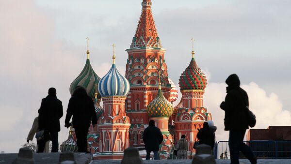 La gente pasea por la Plaza Roja en Moscú - Sputnik Mundo