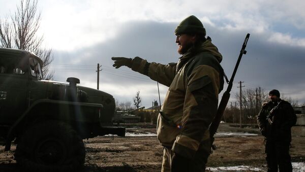 A member of a rebel unit of the self-proclaimed separatist Donetsk People's Republic in the village of Olenivka, south of Donetsk, February 7, 2015 - Sputnik Mundo