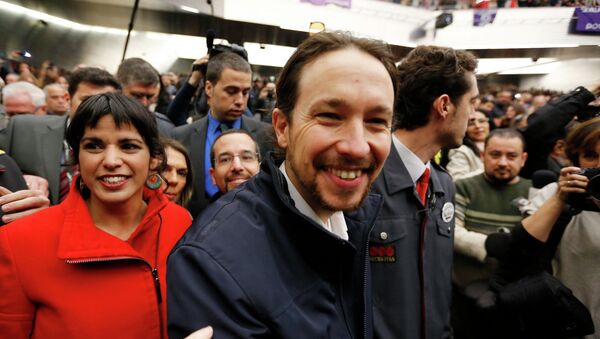 Pablo Iglesias, Secretary General of Spanish Podemos party, and party member Teresa Rodriguez (L) attend a party meeting in the Andalusian capital of Seville, January 17, 2015. - Sputnik Mundo