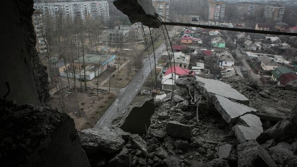 Вид на город Донецк из квартиры, пострадавшей в результате обстрела города - Sputnik Mundo