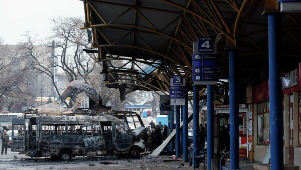 People stand around destroyed vehicles at a bus station after shelling in Donetsk, - Sputnik Mundo