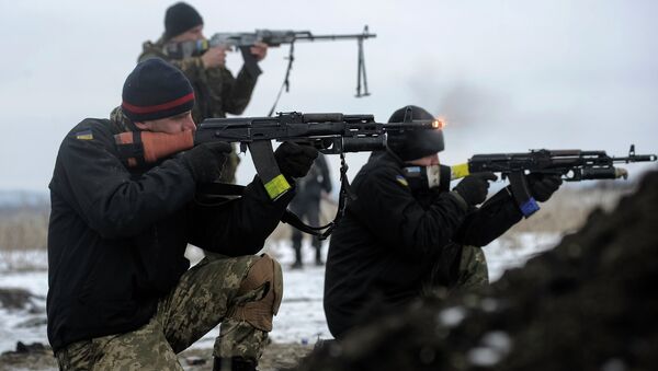 Ukrainian servicemen train with weapons - Sputnik Mundo