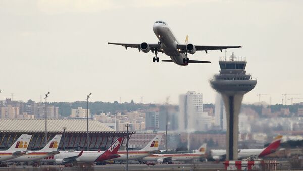 An airplane takes off at Adolfo Suarez Barajas airport in Madrid February 10, 2015 - Sputnik Mundo