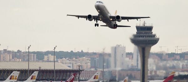 An airplane takes off at Adolfo Suarez Barajas airport in Madrid February 10, 2015 An airplane takes off at Adolfo Suarez Barajas airport in Madrid February 10, 2015 - Sputnik Mundo