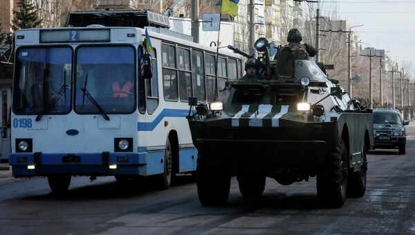 Members of the Ukrainian armed forces ride on an armoured personnel carrier (APC), in Kramatorsk, February 11, 2015 - Sputnik Mundo
