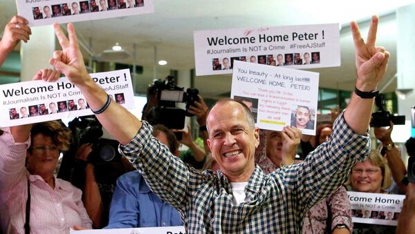 Australian journalist Peter Greste gestures upon his return home at Brisbane International Airport, early February 5, 2015 - Sputnik Mundo