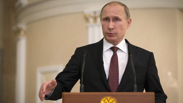 Russian President Vladimir Putin gestures as he speaks to the media after the peace talks in Minsk - Sputnik Mundo