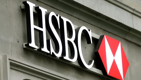 The logo of HSBC bank is seen at a branch office at the Paradeplatz in Zurich February 9, 2015 - Sputnik Mundo