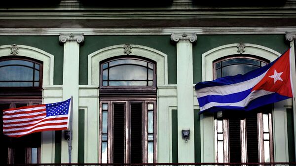 A Cuban and US flag wave from the balcony of the Hotel Saratoga in Havana - Sputnik Mundo