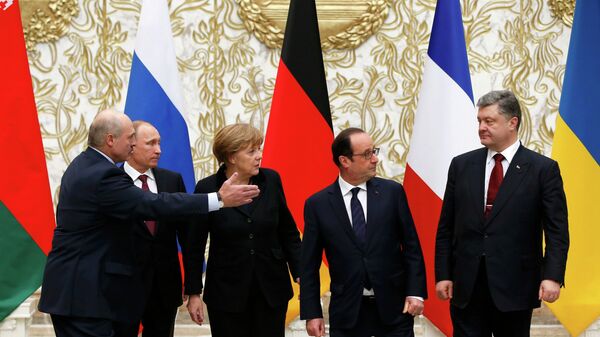 Belarus' President Alexander Lukashenko (L), Russia's President Vladimir Putin (2nd L), Ukraine's President Petro Poroshenko (R), Germany's Chancellor Angela Merkel (C) and France's President Francois Hollande - Sputnik Mundo