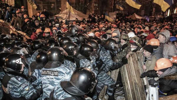 Fuerzas de Seguridad ucranianas y protestantes antigubernamentales en la Plaza de la Independencia (Maidán) de Kiev - Sputnik Mundo