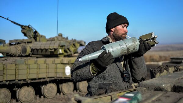Ukrainian serviceman loads ammunition into a tank in the territory controlled by Ukraine's government forces, Donetsk region February 13, 2015 - Sputnik Mundo