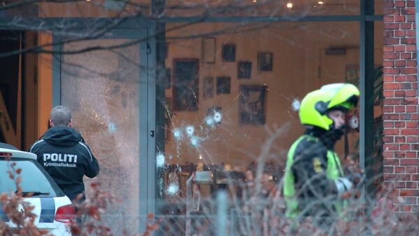 Police presence is seen next to damaged glass at the site of a shooting in Copenhagen February 14, 2015 - Sputnik Mundo
