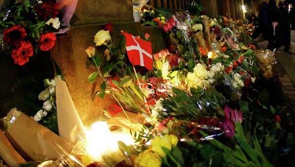 The Danish flag is pictured at a memorial for the victims of the deadly attacks in front of the synagogue in Krystalgade in Copenhagen, February 15, 2015. - Sputnik Mundo