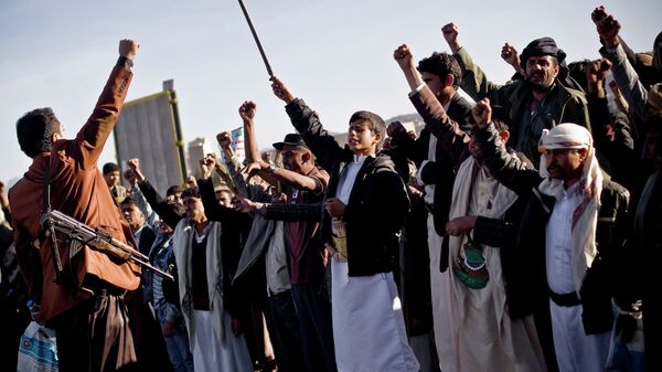 Houthi Shiite Yemenis chant slogans during a rally to show support for their comrades in Sanaa, Yemen, Wednesday, Jan. 28, 2015 - Sputnik Mundo