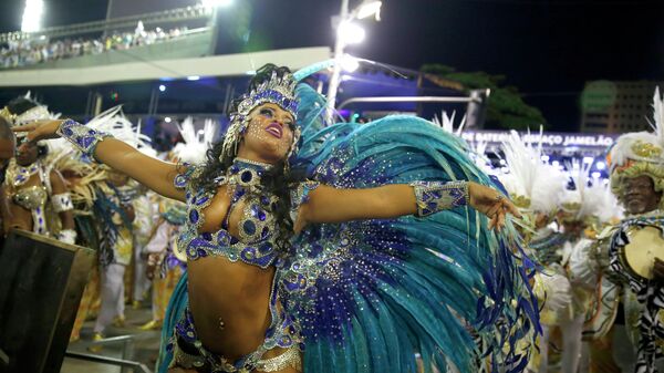 Beija flor samba school drum queen Rayssa Oliveira participates in the annual carnival parade in Rio de Janeiro's Sambadrome, February 16, 2015 - Sputnik Mundo
