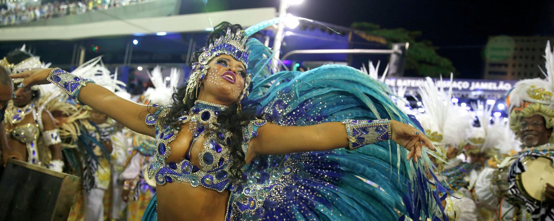 Beija flor samba school drum queen Rayssa Oliveira participates in the annual carnival parade in Rio de Janeiro's Sambadrome, February 16, 2015 - Sputnik Mundo, 1920, 25.11.2021