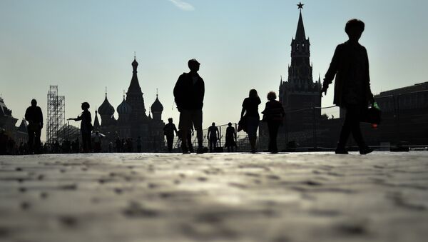 People walk along the Red Square in central Moscow on September 12, 2014 - Sputnik Mundo