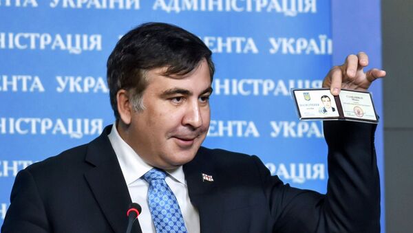 Mijaíl Saakashvili, expresidente de Georgia y nuevo asesor de Petró Poroshenko, muestra su tarjeta de identidad - Sputnik Mundo