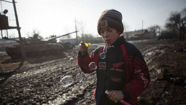 Niño en Uglegorsk, Donetsk region - Sputnik Mundo