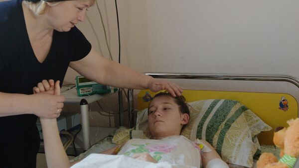 Раненые дети из Донецка проходят лечение в Москве - Sputnik Mundo