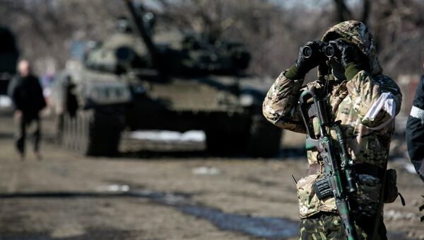 El miliciano de la autoproclamada República Popular de Donetsk, en puesto de control en la carretera de la Uglegorsk a Debáltsevo - Sputnik Mundo
