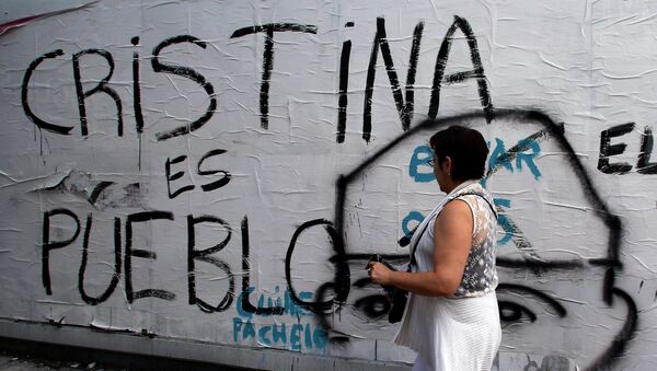 A woman walks past graffiti reading Cristina (Fernandez de Kirchner) is the people in Buenos Aires, January 24, 2015 - Sputnik Mundo
