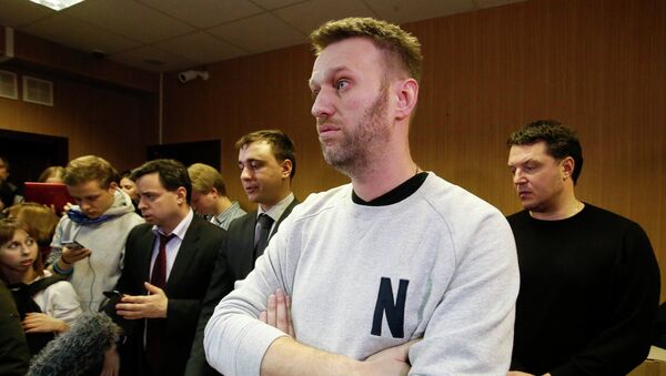 Alexei Navalny (front) attends a court hearing in Moscow - Sputnik Mundo
