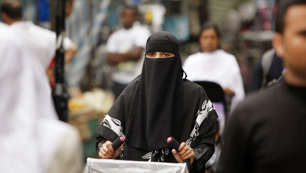 A women shops in Whitechapel, East London, she is wearing a berka / burqa. - Sputnik Mundo