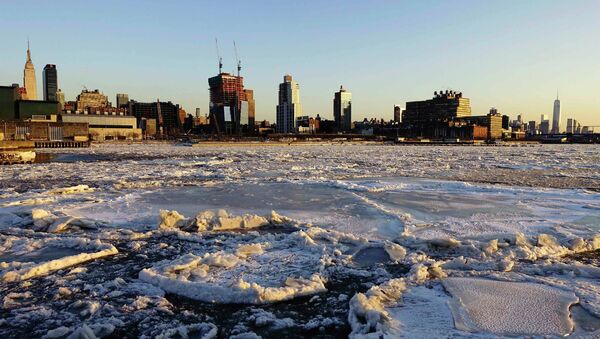 Río Hudson helado en Nueva York - Sputnik Mundo