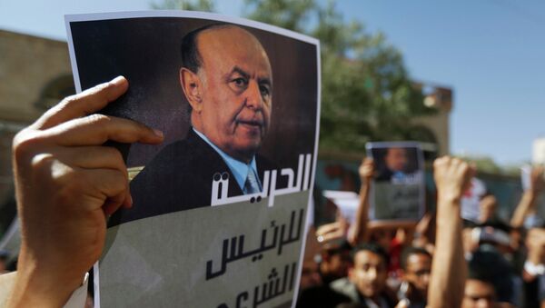 Manifestantes con retratos de Abdo Rabu Mansur Hadi, presidente de Yemen (archivo) - Sputnik Mundo
