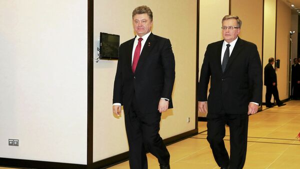 Polish President Bronislaw Komorowski walks with Ukrainian President Petro Poroshenko (L) during their meeting in a hotel in Krakow January 27, 2015. - Sputnik Mundo