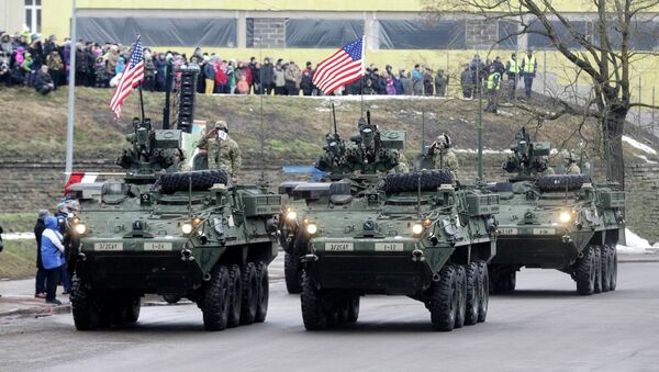 U.S. soldiers attend military parade celebrating Estonia's Independence Day near border crossing with Russia in Narva - Sputnik Mundo
