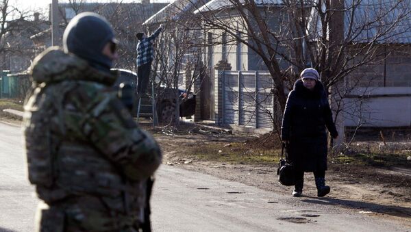 Ukrainian armed forces seen in the foreground, in the settlement of Velyka Novosilka, Donetsk region, February 24, 2015 - Sputnik Mundo