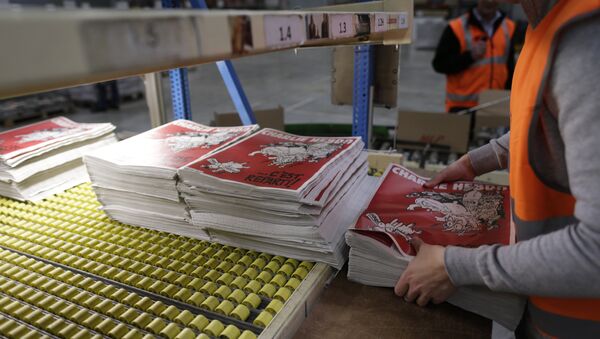 An employee checks the forthcoming edition of the weekly newspaper Charlie Hebdo, on February 24, 2015 in Villabe, south of Paris - Sputnik Mundo