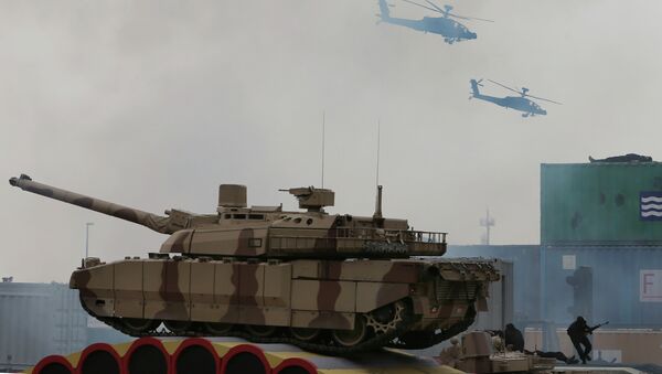Las fuerzas de EAU  durante un show militar en durante la exhibición de defensa en Abu Dhabi - Sputnik Mundo