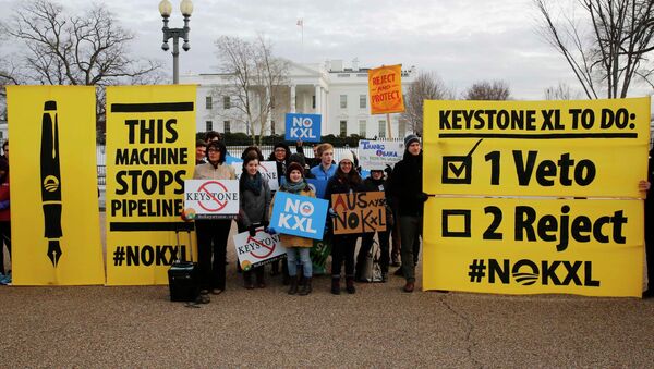 Veto supporters rally in front of the White House on the same day U.S. President Barack Obama vetoed a Republican bill approving the Keystone XL oil pipeline from Canada - Sputnik Mundo