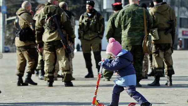 A child plays near Russia-backed separatists in Donetsk, Ukraine Feb. 23, 2015 - Sputnik Mundo