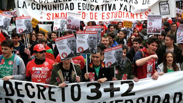 Students shout slogans during a protest on the final day of a two-day nationwide student strike against a new education law, in Madrid February 26, 2015 - Sputnik Mundo