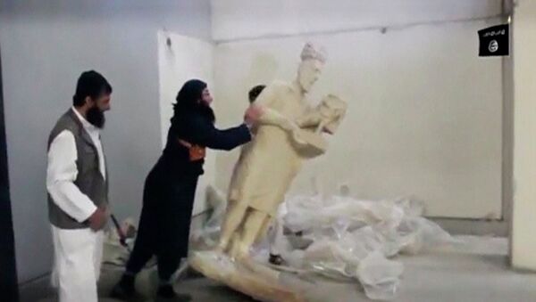 Militantes del EI destruyen estatuas en el museo Ninawa, en Mosul. Febrero de 2015 - Sputnik Mundo