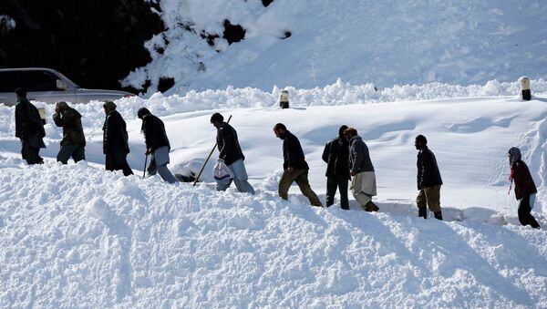 Afghan men arrive to attend the funeral ceremony of avalanches victims in Panjshir province, February 26, 2015 - Sputnik Mundo