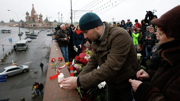 Moscovitas depositan flores en el lugar del asesinato de Borís Nemtsov - Sputnik Mundo