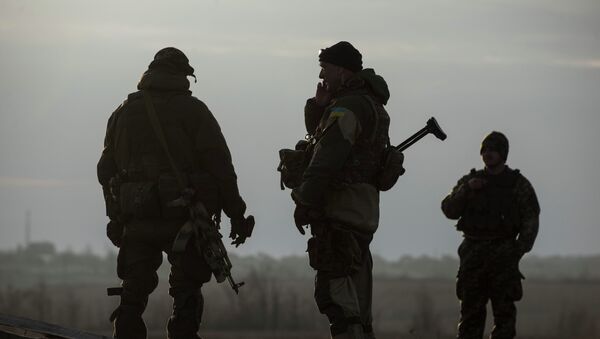 Ukrainian servicemen guard their position in the village of Shyrokyne near Mariupol, eastern Ukraine, Wednesday, Feb. 25, 2015 - Sputnik Mundo