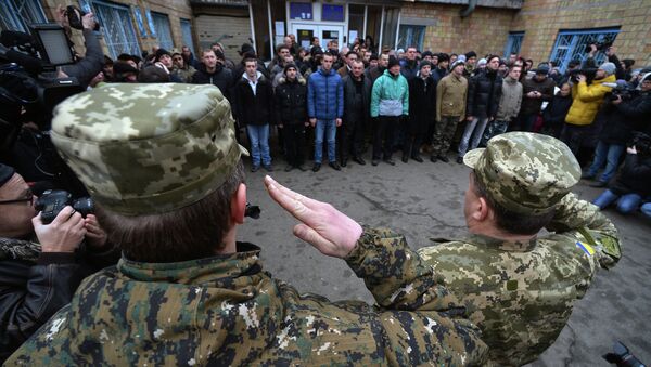 Призывники в украинскую армию на одном из призывных пунктов в Киеве. - Sputnik Mundo