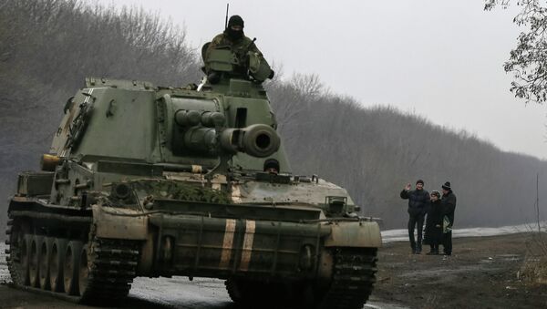 A man waves as a self-propelled howitzer of the Ukrainian armed forces drives past near Artemivsk - Sputnik Mundo